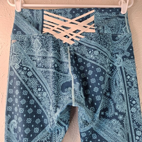 Fabletics Leggings Sz Large Blue Bandana Stretchy Athletic Workout Pull On Pants - Picture 6 of 13